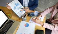 超跌反弹，恒生医药ETF(159892)大涨3%，康龙化成领涨